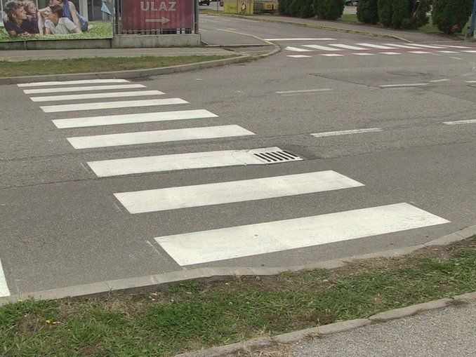 92-godišnjak Twingom oborio pješaka NA PJEŠAČKOM PRIJELAZU