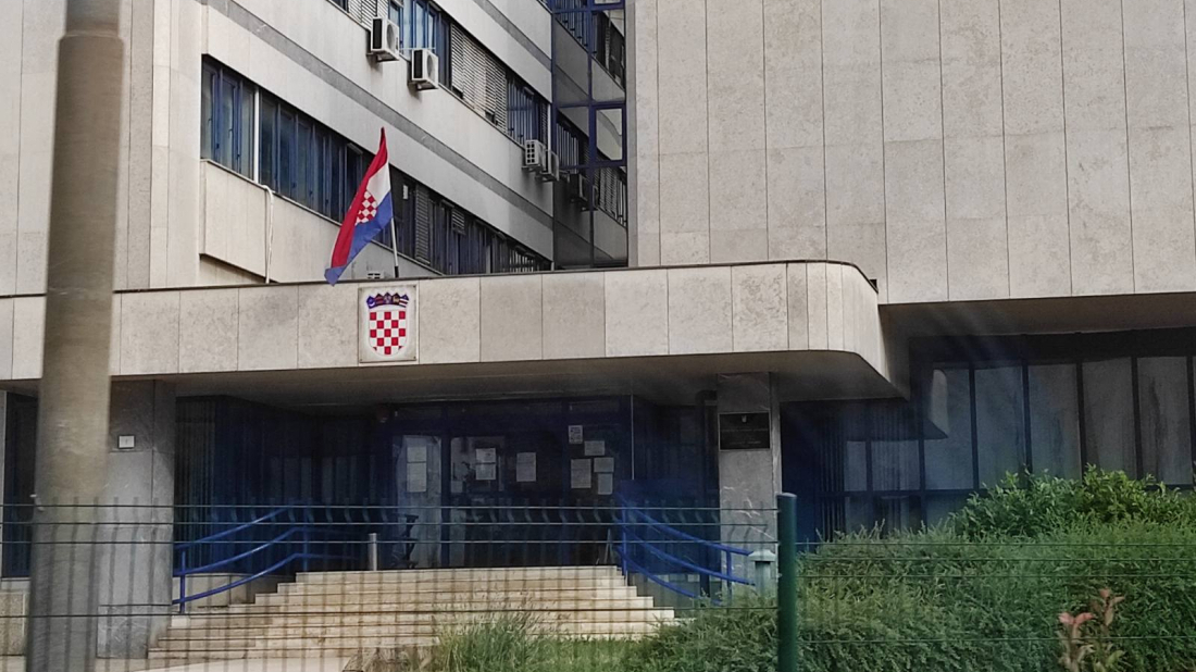 Policija traga za kradljivcem koji je ukrao automobil u vlasništvu 72-godišnjaka