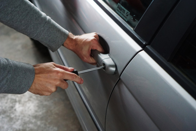 Muškarac u Pazinu provalio u automobil i ukrao novčanik ZARADIO KAZNENU PRIJAVU!