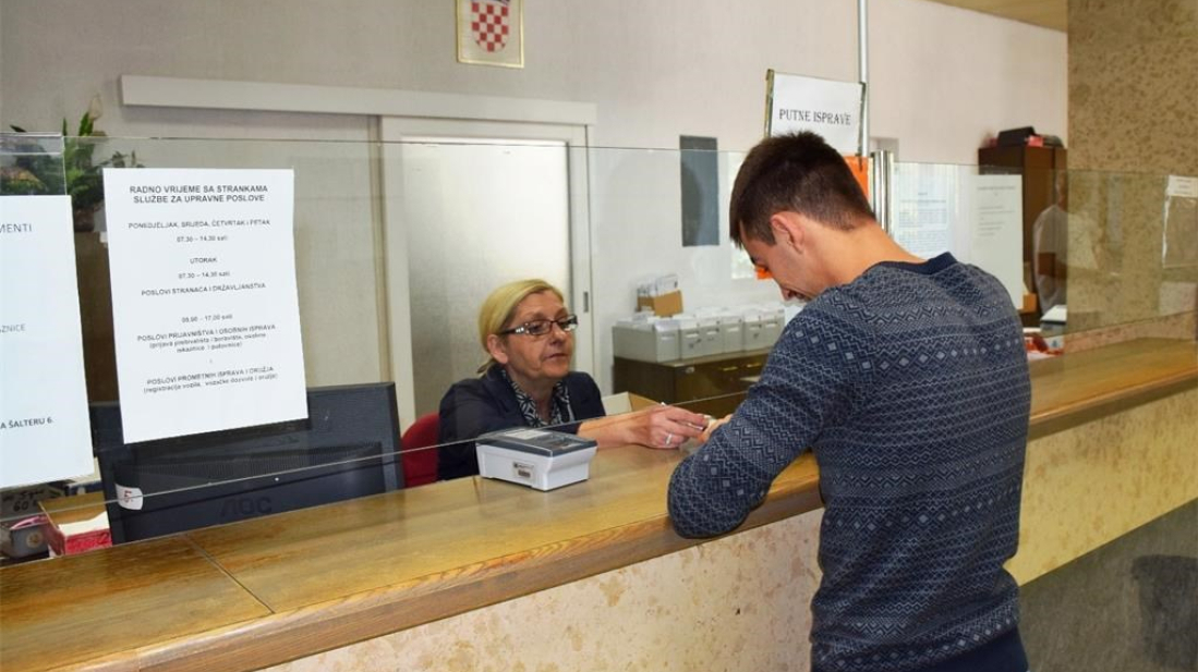 Policijski šalteri će na Badnjak raditi samo u jutarnjim satima