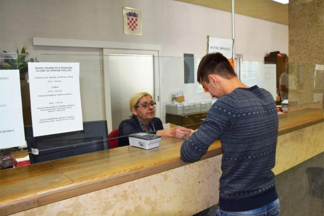 Policijski šalteri će na Badnjak raditi samo u jutarnjim satima