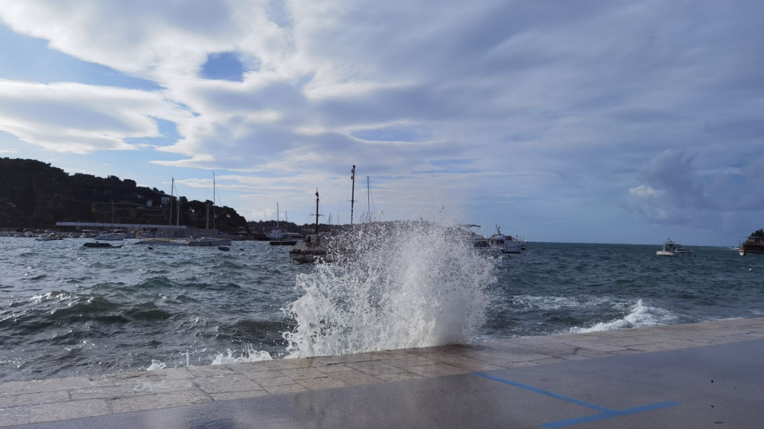 Za veći dio obale na snazi crveno upozorenje, u Istri jaka bura s orkanskim udarima