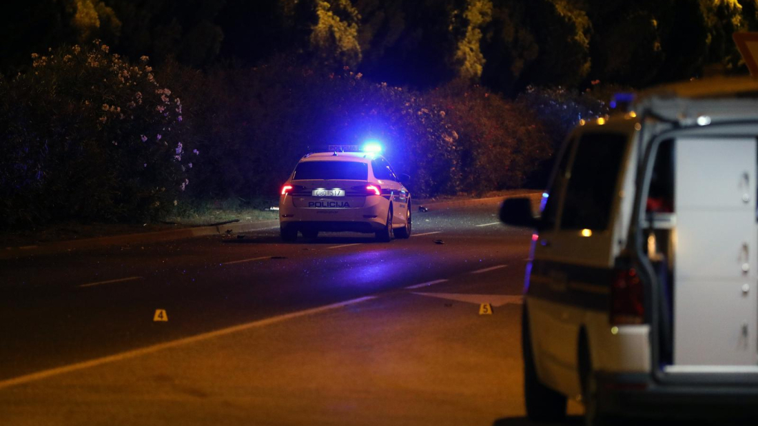 U Pomeru vozač autom sletio s ceste i udario u zid, ozlijeđena maloljetna putnica