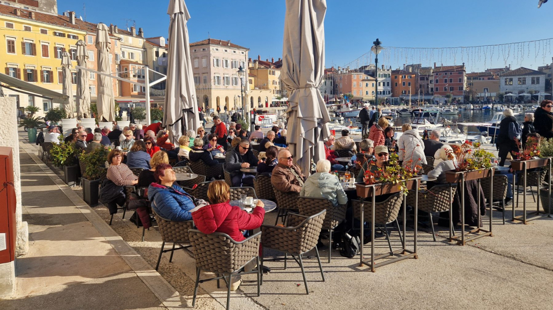 (FOTO) Rovinj vrvi turistima, u kafićima i restoranima nema slobodnih stolica