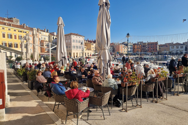 (FOTO) Rovinj vrvi turistima, u kafićima i restoranima nema slobodnih stolica