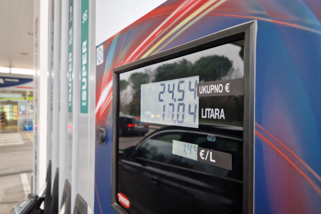 UDAR NA DŽEPOVE: Od utorka poskupljuju sve vrste goriva