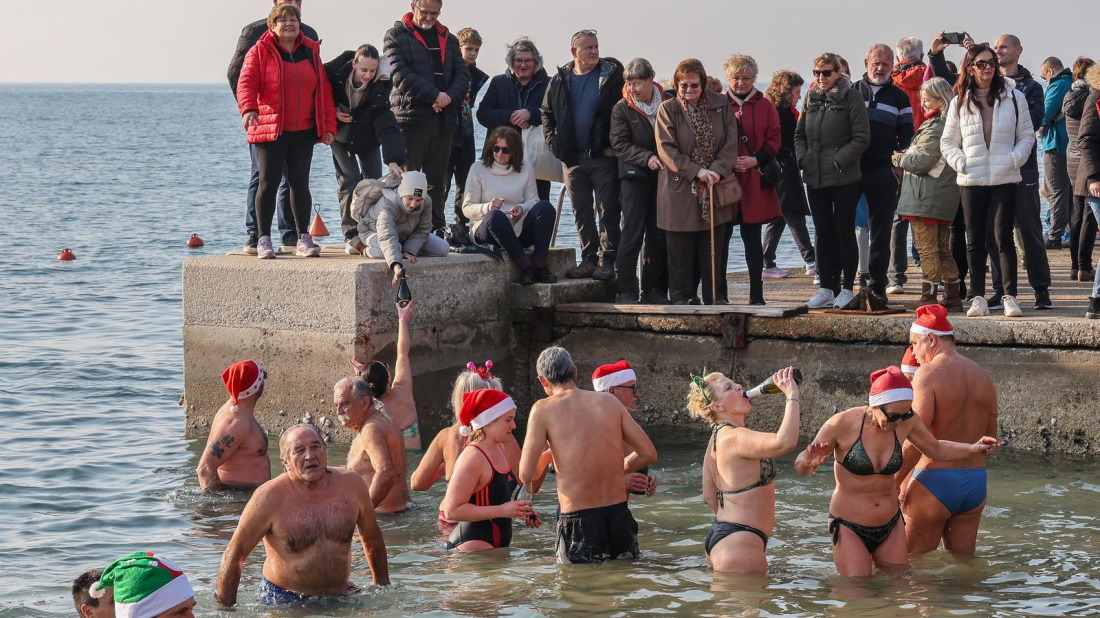 Na pulskom Mornaru hrabri kupači nastavili tradiciju dugu 35 godina