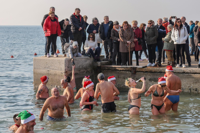 Na pulskom Mornaru hrabri kupači nastavili tradiciju dugu 35 godina