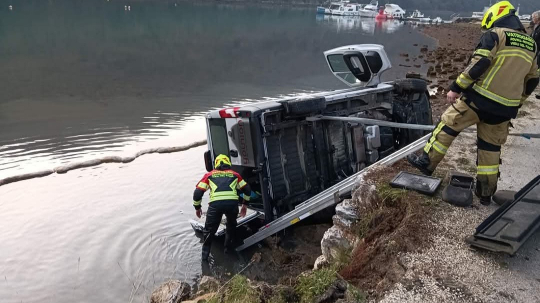 KOMBI PAO U MORE Dvije osobe teško, a jedna lakše ozlijeđena u nesreći na Limskom kanalu