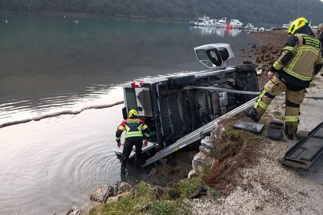 KOMBI PAO U MORE Dvije osobe teško, a jedna lakše ozlijeđena u nesreći na Limskom kanalu