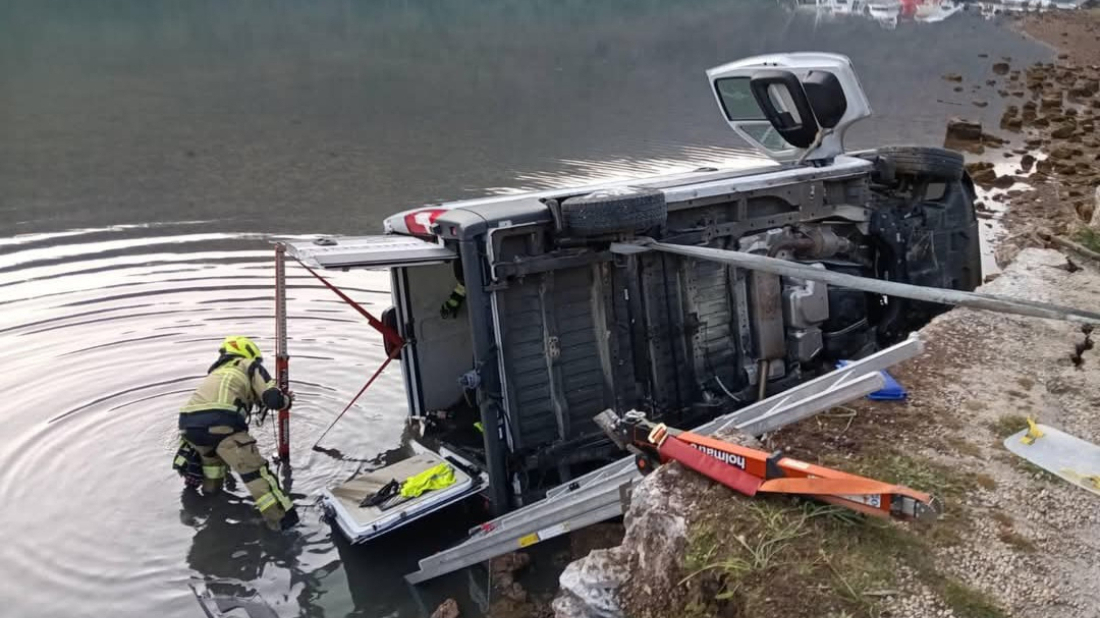 PROMETNA NESREĆA U LIMSKOM KANALU: Kombi sletio u more, četvero ozlijeđenih