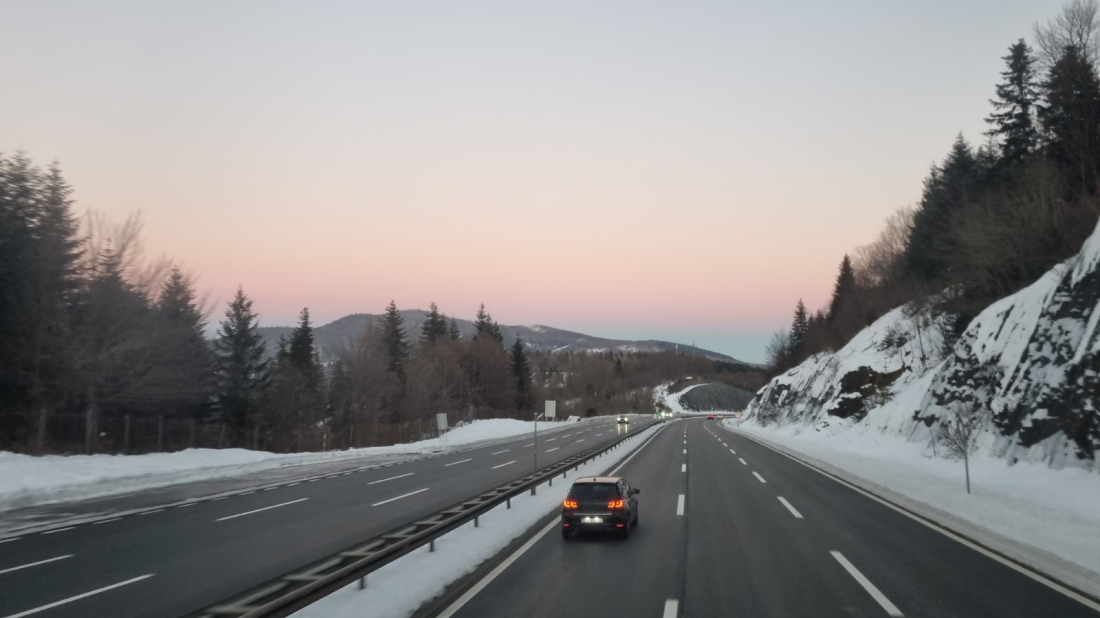 Snijeg zabijelio Gorski kotar, kamioni ne mogu prema Istri: bura dodatno otežava promet