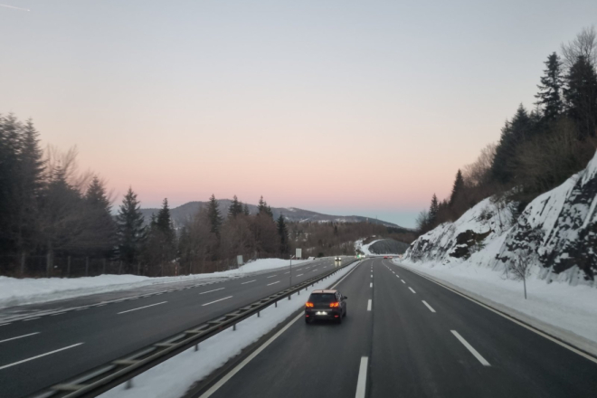 Snijeg zabijelio Gorski kotar, kamioni ne mogu prema Istri: bura dodatno otežava promet