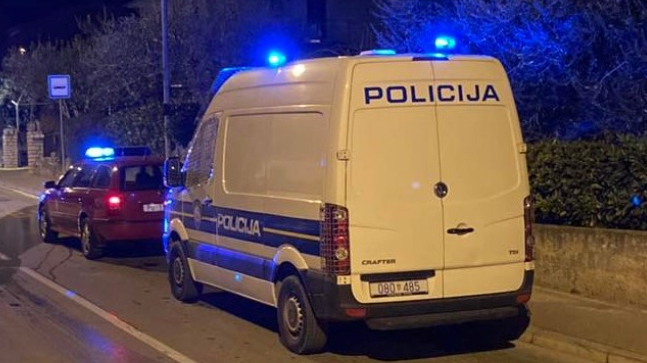 STRAŠNO! Bježao policiji, u autu ostavio maloljetnu djecu pa pobjegao