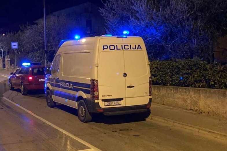 STRAŠNO! Bježao policiji, u autu ostavio maloljetnu djecu pa pobjegao