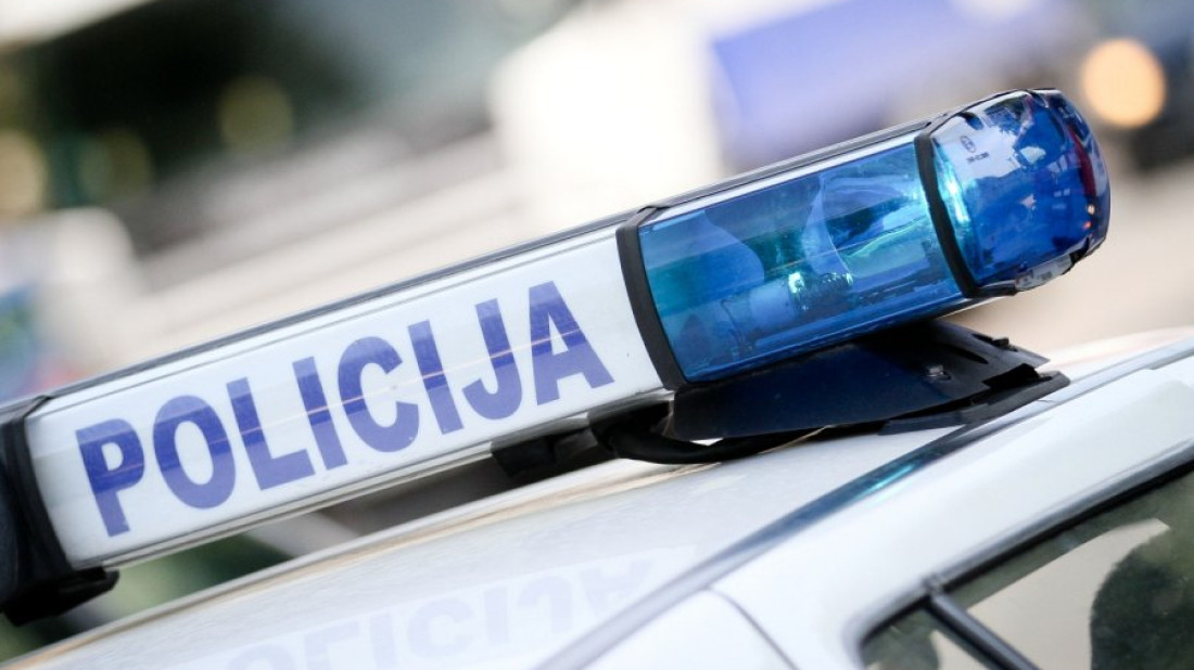 Kaos u Puli: Krvav i agresivan, nasrnuo na policajca i starijeg sugrađanina