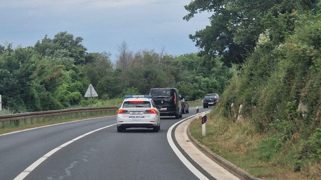 UHIĆEN! Vozio bez vozačke, nije bio vezan, a djeca nisu bila u sjedalicama...