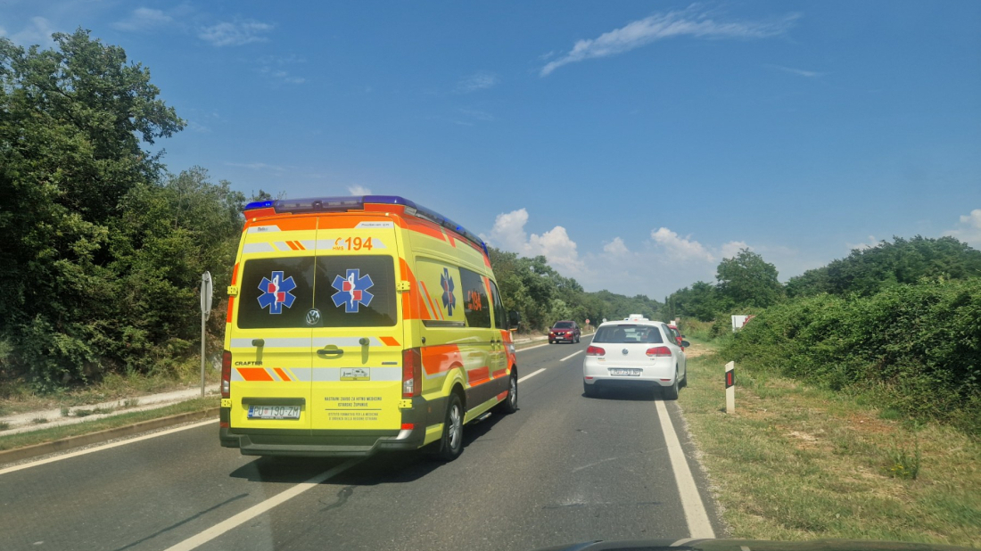 NESREĆA U ROVINJU: 17-godišnjak oduzeo prednost motociklistu, 43-godišnjak ozlijeđen