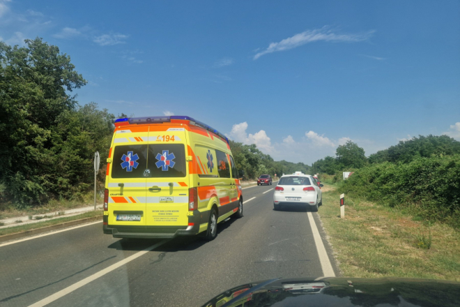 NESREĆA U ROVINJU: 17-godišnjak oduzeo prednost motociklistu, 43-godišnjak ozlijeđen
