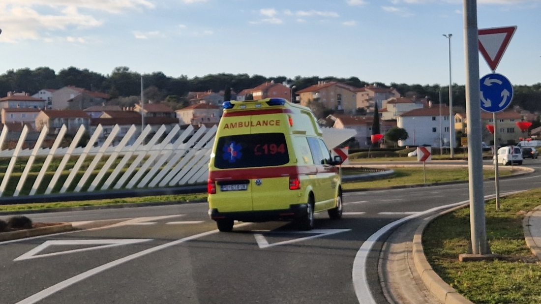 Nije se stigao zaustaviti: motociklist u Puli udario u pješaka koji je prelazio pješački prijelaz