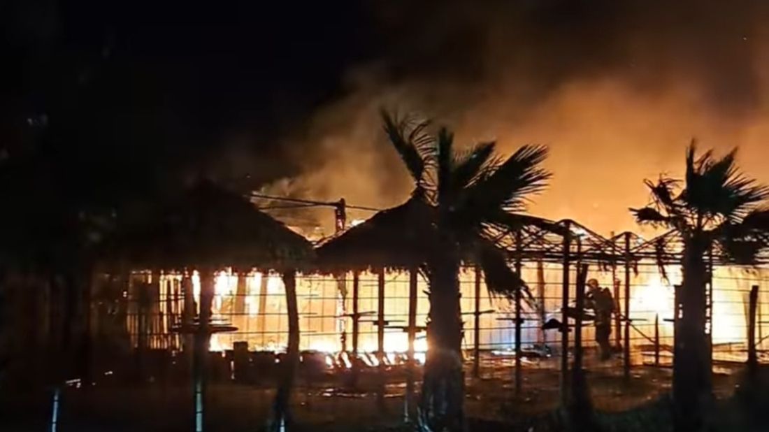 (VIDEO) U potpunosti izgorio beach bar Lux u Peroju, bura otežavala gašenje