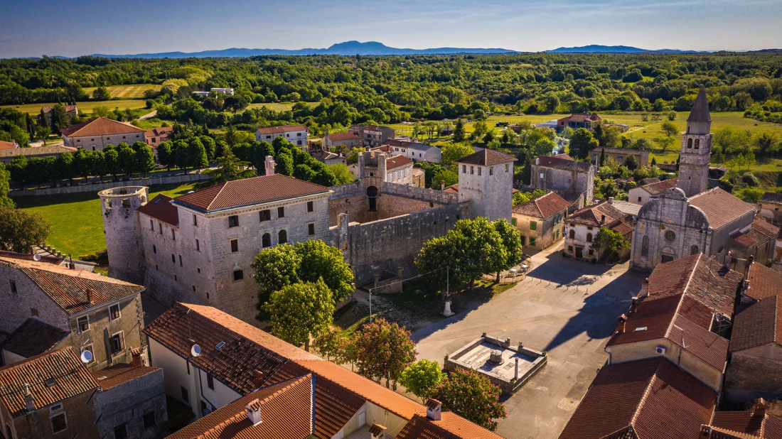 Ove nedjelje za sve mame besplatan ulaz u Kaštel Morosini-Grimani u Svetvinčentu!