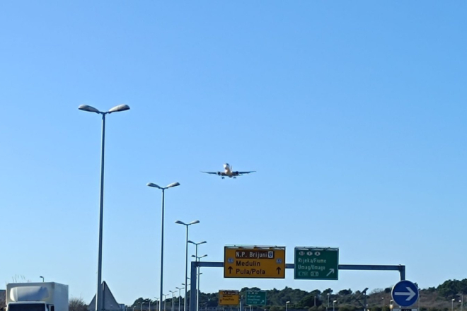 Trenažno letenje Transavije iznad Pule: Boeing B738 danas u akciji