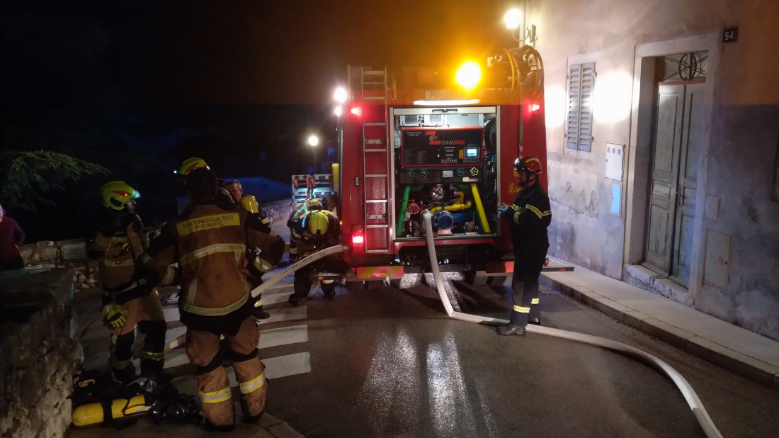 Požar progutao skladište kod Umaga: Šteta se mjeri u desecima tisuća eura!