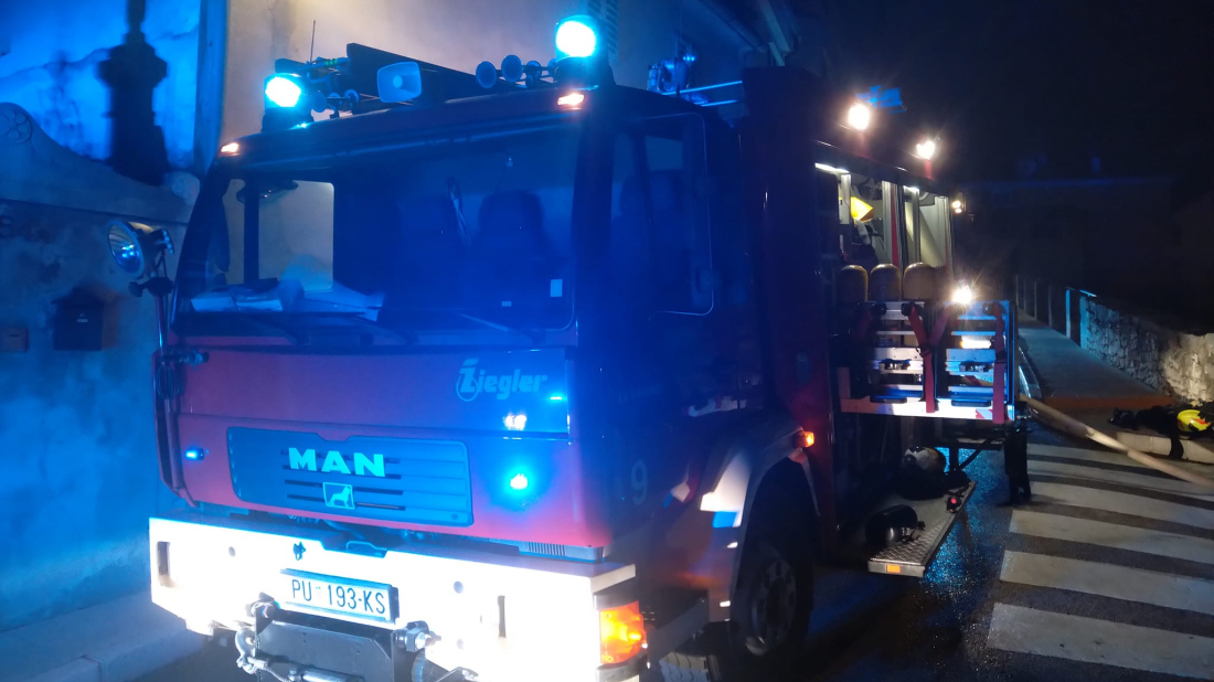 Požar montažnog objekta kod Kaštelira: U tijeku policijski očevid