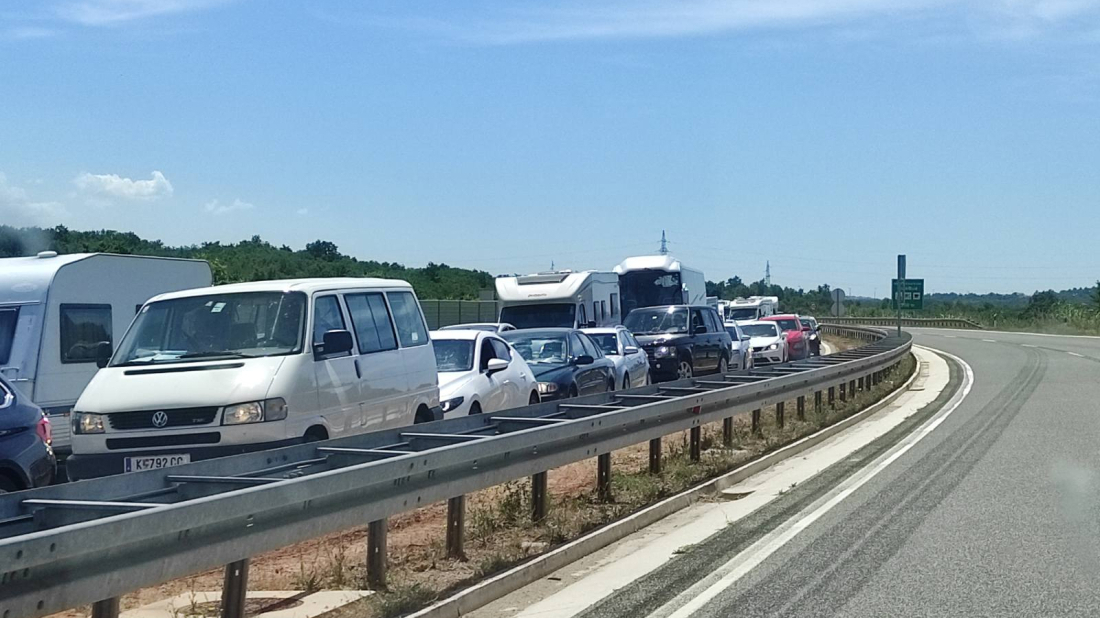 Produženi vikend donosi gužve na cestama: Policija poziva na strpljenje i poštivanje pravila!