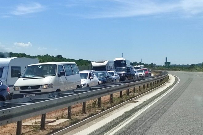 Produženi vikend donosi gužve na cestama: Policija poziva na strpljenje i poštivanje pravila!