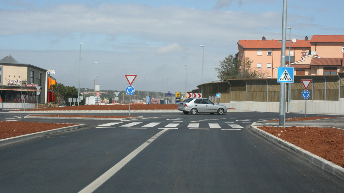 BIZARNO! U Puli 72-godišnjakinja vozila u kružnom toku u suprotnom smjeru!