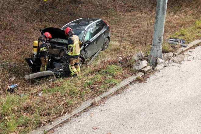 PROMETNA NESREĆA KOD LUPOGLAVA 20-godišnjak izgubio kontrolu pa automobilom sletio s ceste