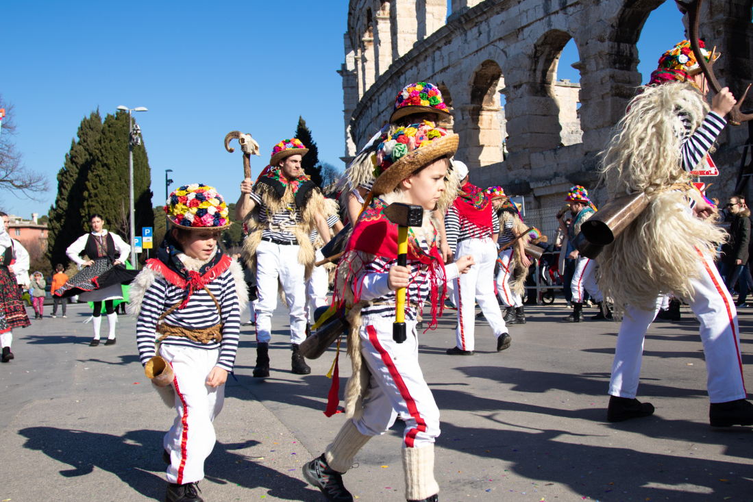 Pula danas u znaku maškara: Velika karnevalska povorka prolazi centrom, evo kuda i kada!