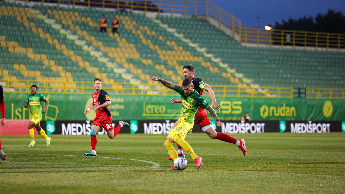 Nevjerojatna situacija u Puli: Sudac priznao gol koji se nije dogodio, VAR ispravio pogrešku