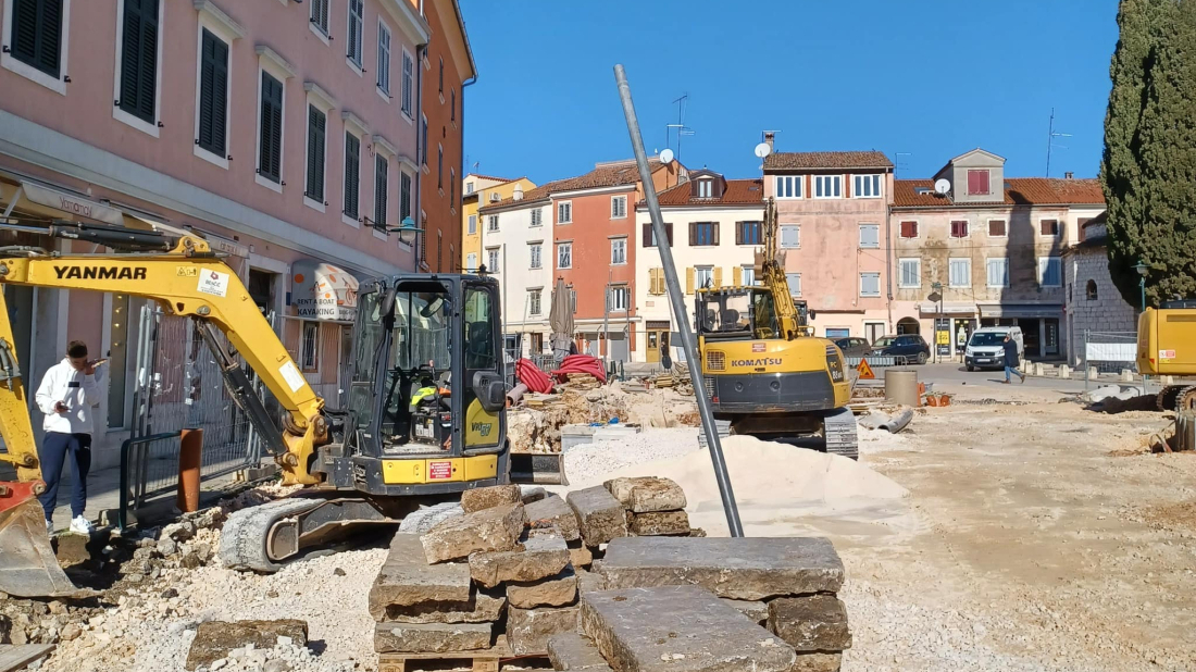 Radovi u rovinjskoj Ulici Carducci napreduju, evo kako izgleda i buduće Spomen obilježje