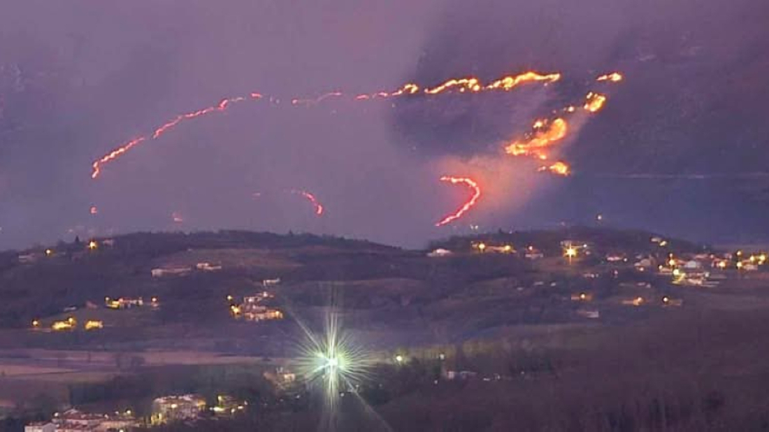 VELIKI POŽAR U ISTRI Vatra zahvatila gotovo 50 hektara trave i niskog raslinja, na terenu su sve istarske postrojbe