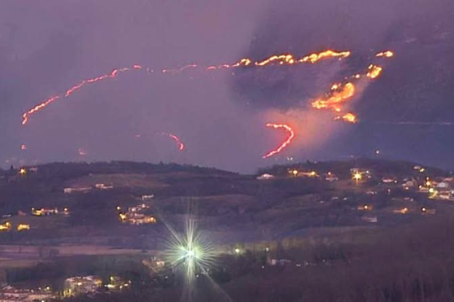 VELIKI POŽAR U ISTRI Vatra se približila kućama, ima i ozlijeđenih