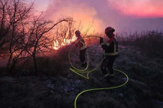 POŽAR PODNO UČKE Na teren upućena dva kanadera i dva zračna traktora, na intervenciji više od 120 vatrogasaca