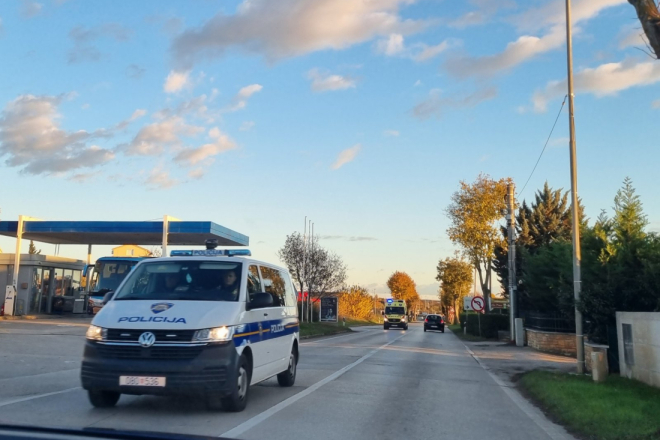 Poznati detalji: Jurio pa prevrnuo traktor na cesti i pobjegao, vozač traktora teško ozlijeđen