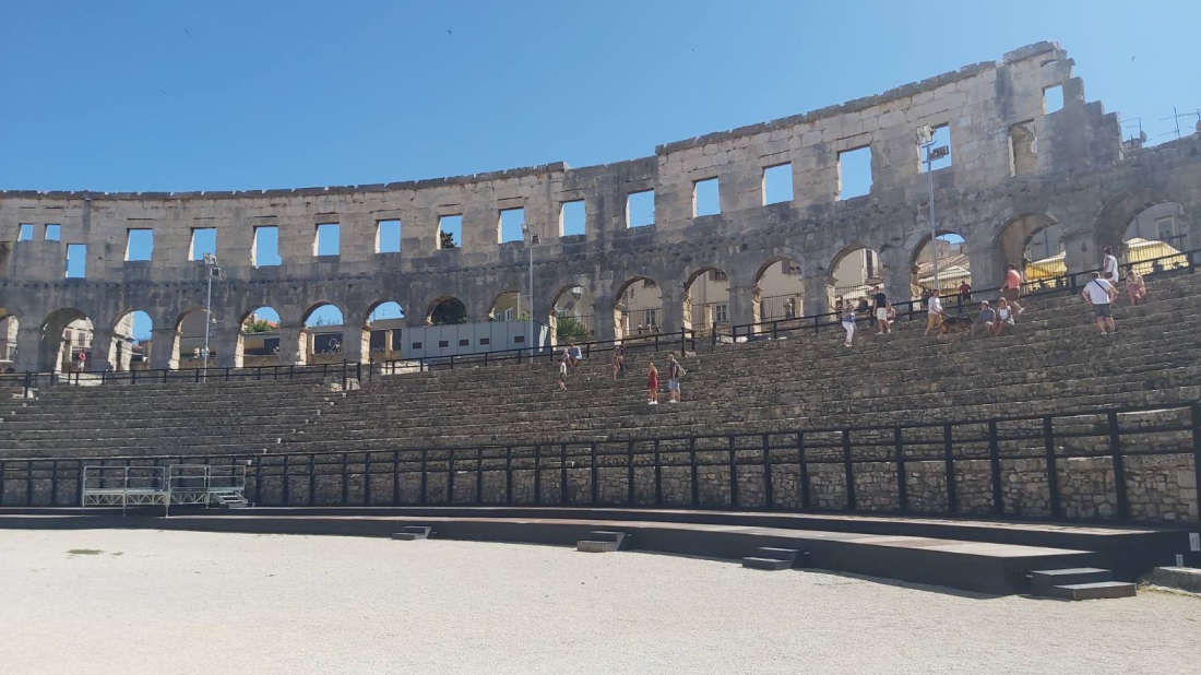 TEŠKO OZLIJEĐEN Nijemac pao sa zidića podno pulske Arene