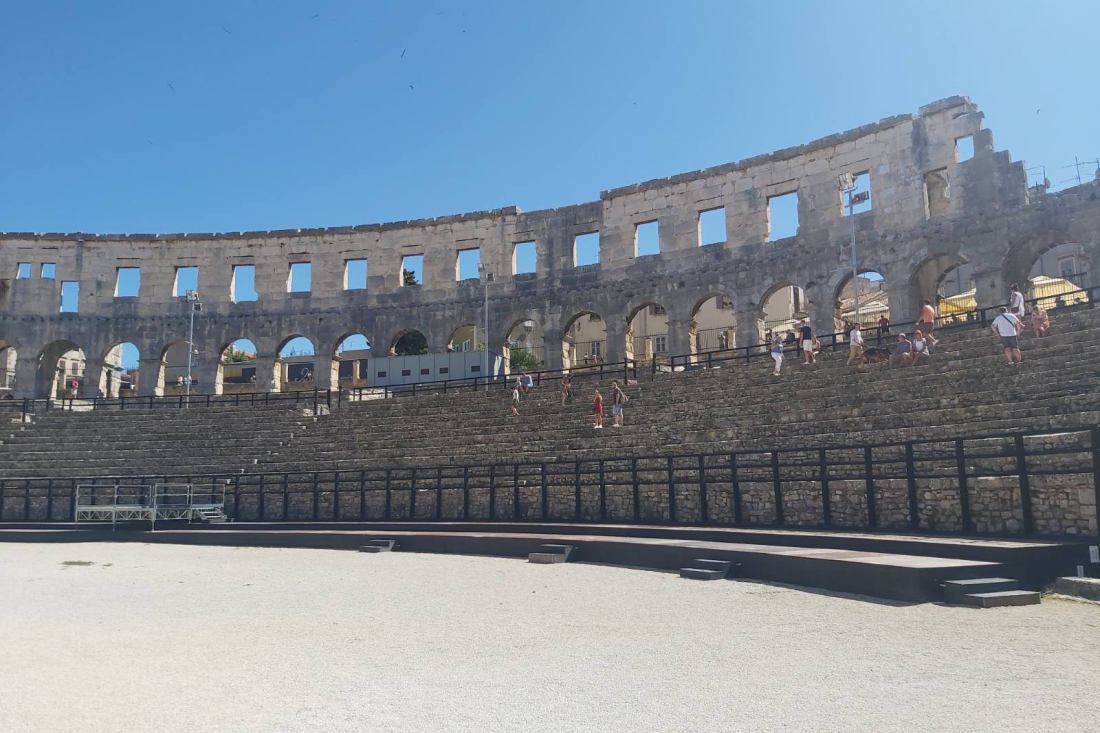 TEŠKO OZLIJEĐEN Nijemac pao sa zidića podno pulske Arene