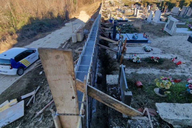 NAPOKON! Nakon brojnih pritužbi čitatelja i mještana Trviža, saniran potporni zid mjesnog groblja