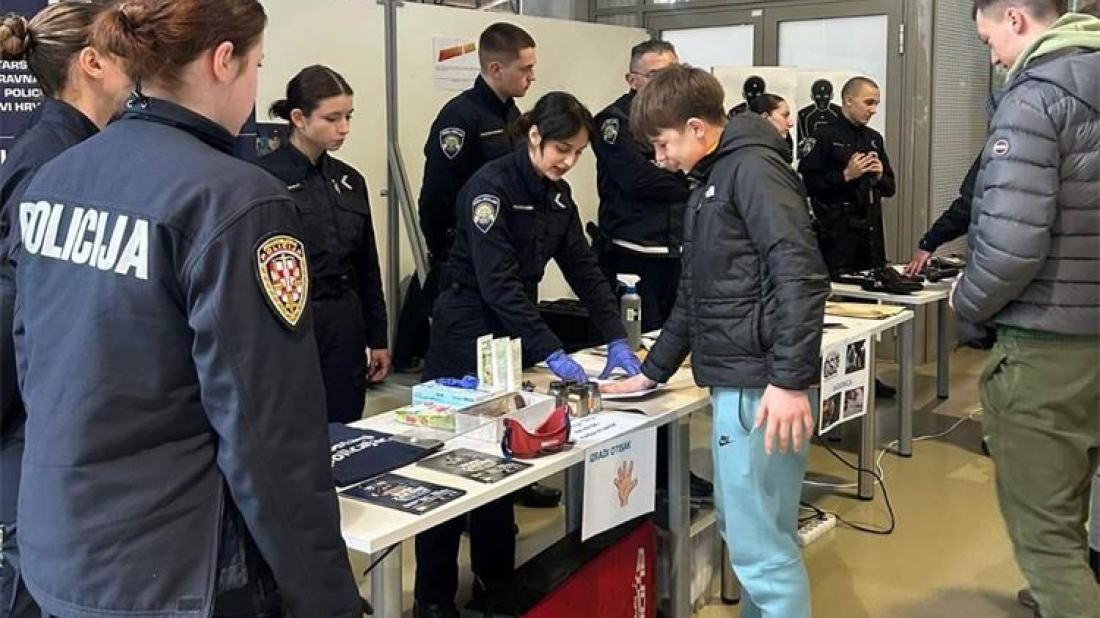 VIDEO: Policijsko zanimanje predstavljeno na Sajmu karijera u Poreču