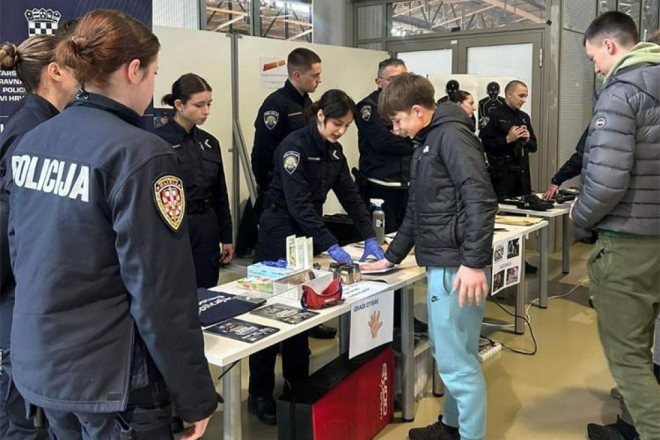 VIDEO: Policijsko zanimanje predstavljeno na Sajmu karijera u Poreču