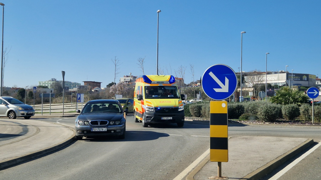 Automobil udario biciklista na pješačkom prijelazu u Puli — muškarac je teško ozlijeđen!