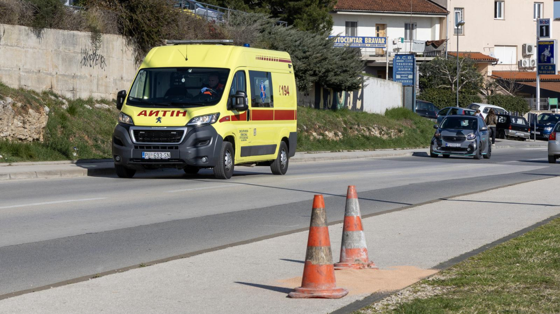 DOVRŠEN OČEVID Žena (79) prelazila cestu van pješačkog prijelaza, vozilo Hitne pod rotirkama išlo na intervenciju