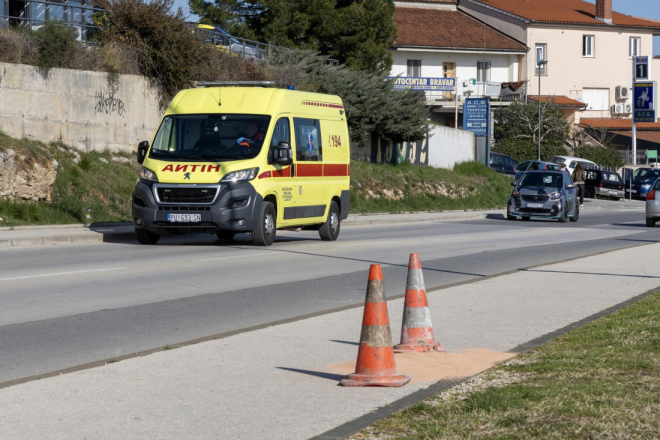 DOVRŠEN OČEVID Žena (79) prelazila cestu van pješačkog prijelaza, vozilo Hitne pod rotirkama išlo na intervenciju