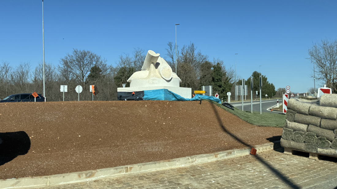 (FOTO) Kružni tok u Okretima poprima zasluženi izgled, postavljena je i skulptura posvećena fužima!