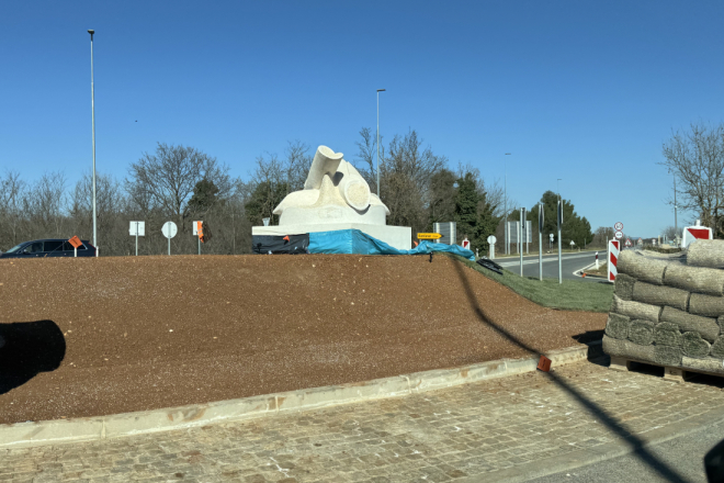 (FOTO) Kružni tok u Okretima poprima zasluženi izgled, postavljena je i skulptura posvećena fužima!